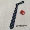 Gravata JK Listrada Vermelha e Dourada Estilo Japonês para Homens e Mulheres, Camisa Estilo Academia com Gravata Borboleta Pequena para Estudantes, Não Precisa Amarrar