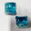 Cápsulas de sabão para lavar roupa, vendidas a granel, oferecem múltiplos benefícios: eles limpam eficazmente, deixam uma fragrância duradoura e eliminam bactérias e ácaros. Essas cápsulas de câmara única liberam fragrância quando são agitadas