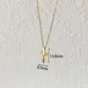 Colar Cruzado de Aço Titânio Elegante Simples Feminino Versátil Sobreposto Pingente Pequeno de Ouro 18K Corrente de Clavícula de Alta Qualidade