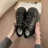 Sapatos Femininos de Couro Estilo Britânico Retrô 2026 Primavera Novos Tênis Casuais Versáteis com Solado Grosso para Aumentar a Altura