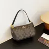 As bolsas pequenas populares deste ano para mulheres 2026 nova bolsa de ombro transversal da moda estampada com um toque de luxo bolsa versátil para debaixo do braço