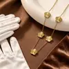 Set de Tréboles Chapado en Oro de Acero de Titanio para Mujer, Collar, Pulsera y Pendientes de Lujo Ligero de Gama Alta Juego de Tres Piezas al por Mayor