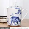 Taza de Té de Cerámica Jingdezhen Hueso de China Porcelana Azul y Blanca con Tapa para Reuniones en Casa Oficina Taza de Té Grabado Venta al Por Mayor