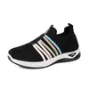 Zapatos casuales sin cordones para mujer de talla grande transfronterizos, zapatos de una sola pieza de tejido fly-knit transpirable con decoración de cordón colorido, zapatos deportivos para exteriores, tenis blancos
