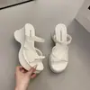 Casaco da Moda, Simples e Versátil Que Pode Ser Combinado com Saias, Chinelos Casuais Slip-On para Mulheres, Antiderrapantes com Solado Grosso, Versáteis, Sandálias de Alta Qualidade