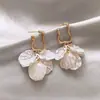Aretes de Concha de Flor para Mujer, Lujo Ligero, Aretes de Gama Alta, Estilo de Nicho, Aretes Elegantes, Aretes de Perla, Clips para Orejas para Mujeres Sin Perforaciones