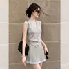 Um look estiloso e sofisticado para a mulher moderna: um top cinza sem mangas com decote V e uma saia, perfeitos para o verão, e desenhados para figuras petite como um conjunto de duas peças