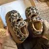 Novas Pantufas de Algodão Fechadas com Estampa de Leopardo Retrô para Mulheres, Modernas e Versáteis, Sola Grossa, Aumentam a Altura, de Calçar Fácil, Sapatos Quentes de Algodão para Mulheres