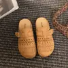 ¡Este zapato es un éxito! Se ven muy bien en el pie, versátiles, cómodos y modernos mules Mary Jane de punta cerrada con diseño calado