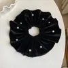 Goma para el pelo de terciopelo con doble capa y adornos de perlas, estilo de alta gama inspirado en Chanel, goma plisada para coleta para otoño e invierno, cuerda para el pelo vintage para mujer
