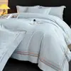 Conjunto de Quatro Peças de Algodão Escovado Skin-Friendly Estilo Hotel de Luxo Leve, Lençol de Cama Liso com Bordado de Linha, Capa de Edredom, Lençol com Elástico Conjunto de Roupa de Cama