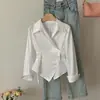 Camisa rayada versátil con cintura ceñida irregular y estilo moderno 2026 para mujer, nuevo modelo de primavera con elegante cuello de solapa y mangas largas