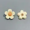 Botões de flor de margarida de resina com cor Maillard Acessórios para joias DIY Materiais artesanais Botões decorativos para suéter e casaco