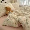 Conjunto de Quatro Peças de Gaze Dupla Nível Bebê e Materno Tipo Nuvem Classe A, Roupa de Cama Individual para Dormitório em Gaze de Algodão, Amigável à Pele e Adequado para Todas as Estações, Conjunto de Roupa de Cama de 4 Peças