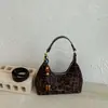 Bolsa de mão de camurça moderna em formato de meia-lua para mulheres, nova bolsa de ombro transfronteiriça 2026 na moda, bolsa crossbody retrô estilosa de nicho