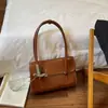 Este año, las bolsas grandes para axilas están de moda.. Aquí están los nuevos estilos de primavera/verano 2026: bolsos tote y bandoleras elegantes y a la moda con un aspecto de alta gama