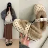 Nuevos zapatos de algodón de moda para otoño e invierno, zapatos planos estilo mule con lunares, punteras peludas y forro de felpa, adecuados para usar al aire libre, colección de mujer 2026