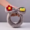 Procesamiento de diadema de flor de fresa de lazo elástico individual personalizada, banda para el pelo de franela de plátano y piña para niña linda