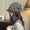 Chapéu gorro listrado retrô estiloso, novo modelo outono e inverno, unissex, aba larga, proteção solar, versátil, faz o rosto parecer menor, chapéu estilo boné