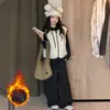Conjunto de moletom outono e inverno para meninas, roupas infantis, colete de algodão estiloso, blusa com capuz, calça comprida, conjunto de três peças, forrado com fleece