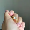 Anillo de Encaje Dorado con Circonita Microincrustada, Diseño de Nicho, Moderno y Versátil, Adecuado para Uso Diario, Lujo Ligero, Sensación de Alta Gama, Anillo para el Dedo Índice