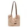 Nueva bolsa de felpa transfronteriza de otoño e invierno, bolsa de mano de gran capacidad para mujer, adecuada para el trabajo y los desplazamientos, bolso de mano peludo de un solo hombro