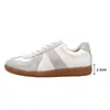 Sapatos de Treino Alemães Patchwork de Couro de Vaca Super Macios Femininos 2026 Novo Estilo Couro Genuíno Sola Grossa Sapatos Brancos Versátil Esportivo Casual Tênis de Skate