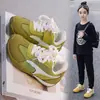 Sapatos casuais retrô de sola macia para crianças, novo modelo de início de outono 2026, tênis de treino alemães para meninos, tênis esportivos coloridos para meninas