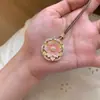 "Xiang Qing Xue" Cadena para Clavícula Estilo Chino Nueva Tradicional Cuerda Trenzada Collar Pintado en Oro para Mujer con Delicado Colgante de Flor