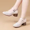 Sapatos de mãe estilo francês com salto grosso de couro macio vazado, novos sapatos perfurados de estilo suave para o verão de 2026, sapatos Mary Jane com sola macia para mulheres