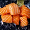 Salmón Fresco Cortado en Cubos Salmón del Atlántico Noruego Salmón Fresco Crudo Sashimi