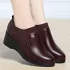 Plataforma de Comércio Exterior Transfronteiriça Sapatos de Salto Sapatos de Couro Femininos 2026 Novo Estilo Sapatos Femininos de Fundo Plano para Meia-Idade e Idosos Couro Macio Sapatos para Mãe Primavera e Outono Sapatos de Salto Único
