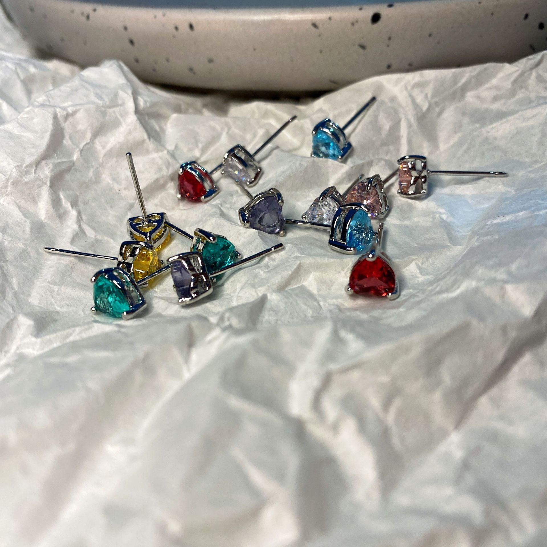 R318#锆石爱心耳钉