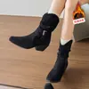 Botas de pelúcia retrô com bico fino para mulheres, novo modelo 2026, salto grosso, botas plissadas de camurça empilhadas, botinhas Maillard para mulheres, efeito emagrecedor