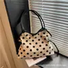 Bolso de lunares estilo coreano para mujer, nuevo modelo 2026, diseño único, gran capacidad, adecuado para el uso diario, bolso de hombro tipo tote