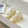 Sandalias cerradas para niños 2026 nuevo estilo zapatos de playa para niñas zapatos deportivos para niños suela suave zapatos casuales para bebé