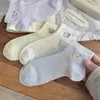 Meias esportivas finas de corte baixo, respiráveis e absorventes de suor, com bordado de urso fofo, sem costura, para mulheres, de verão