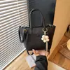 Bolso tote moderno y de nicho, nueva colección de verano 2026, color liso popular, diseño minimalista, adecuado para ir al trabajo y uso casual, bolso de hombro o bolso cruzado