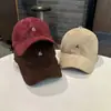 Gorra de Béisbol Cálida de Gamuza Bordada con Personajes Estilo Coreano Simple para Mujer, Sombrero Versátil de Ala Curva para Hombre para Viajes al Aire Libre de Principios de Otoño
