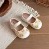 Sapatos Pequenos de Couro para Meninas 2026 Primavera e Outono Novos Estilo Coreano Sapatos de Princesa Florais Infantis Estudante Rasos Sapatilhas de Solado Macio