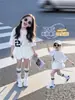 Conjunto Curto de Verão para Meninas 2026 Novo Estilo Moda Coreana Infantil Estilo Letra Manga Curta Saia Bolha Conjunto de Duas Peças