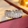 Anillo de Moda Europea de Cristal y Circonita Super Brillante Más Vendido Lujo Ligero Gama Alta Personalidad Temperamento Banda Ancha Versátil Anillo para Dedo