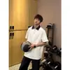 Camisa Polo Masculina com Gola Color Block de Fio Tecido Costurado à Mão, Zíper Meio, Manga Curta, Estilo Nicho de Verão, Camiseta Pesada Falsa de Duas Peças com Manga Curta