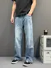 Calça jeans estilo americano, minimalista, com bigodes, textura de bambu, desgastada e levemente desbotada, unissex, com modelagem relaxed e reta.