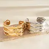 Pulsera Abierta de Tira Metálica Rayada Plegada Estilo Europeo y Americano, Artesanía Pesada, Simple y Única, Pulsera de Declaración Audaz, Joyería Femenina de Alta Gama Transfronteriza