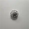 Gemelos Cruzados de Aleación Hueca con Incrustaciones de Diamantes en Forma de Flor para Puños de Camisas de Mujer Botones Decorativos para Cuello Bufanda de Seda Elegante y Digna