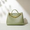 Bolso de mano de cuero tejido con hebilla de cuerda de metal, diseño de nicho, para un solo hombro, portátil, de gran capacidad, estilo retro, para mujer.