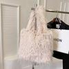 Bolso de felpa para axilas, nuevo estilo de invierno transfronterizo europeo y americano de 2024, bolso esponjoso personalizado de gran capacidad, bolso de hombro de pelo largo para mujer