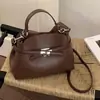 Bolso de mano de alta gama para mujer 2026 nuevo de primavera-verano moderno súper popular para el trabajo y los desplazamientos bandolera cruzada tipo cubo