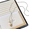 Collar de Cadena Larga para Suéter con Cuentas Color Café y Colgante de Gota de Agua Deslizante para Mujer, Nuevo Estilo Otoño e Invierno, Diseño de Nicho de Lujo de Alta Gama, Accesorio